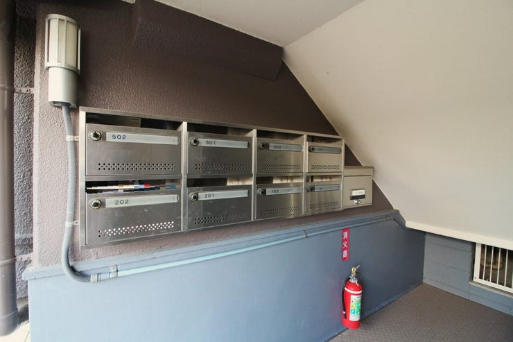 階段下にはポストがあります。周辺環境も充実していて住みやすい立地となります◎お気軽いお問合せください♪