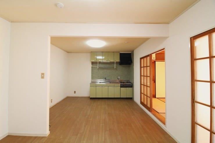 ダイニングテーブルやソファなどを置いても十分な広さがある約14帖のLDK!家族が自然と集まるそんな空間になりそうですね◎