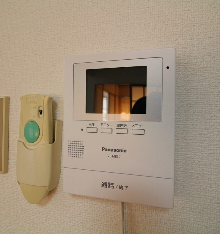 モニター付きインターホンで訪問者の姿を確認でき、不審者対策にも有効。安心感のある暮らしをサポートしてくれます。