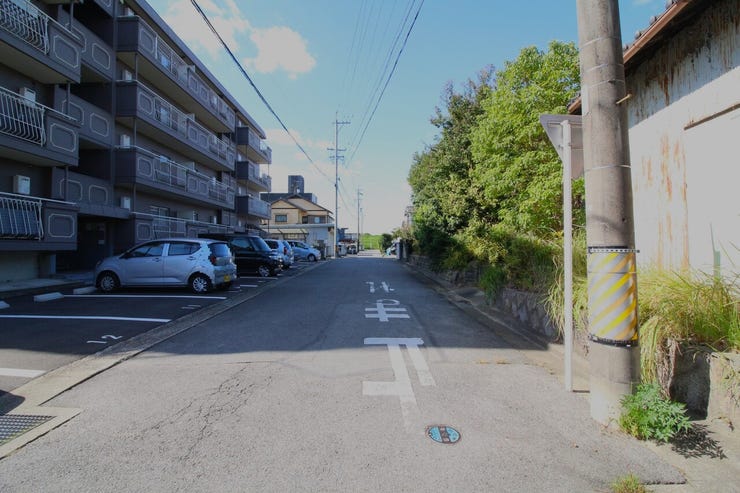 大通り沿いではないため、車通りも多くなく安心できる前面道路です。対向車がきてもすれ違える広さがございます。