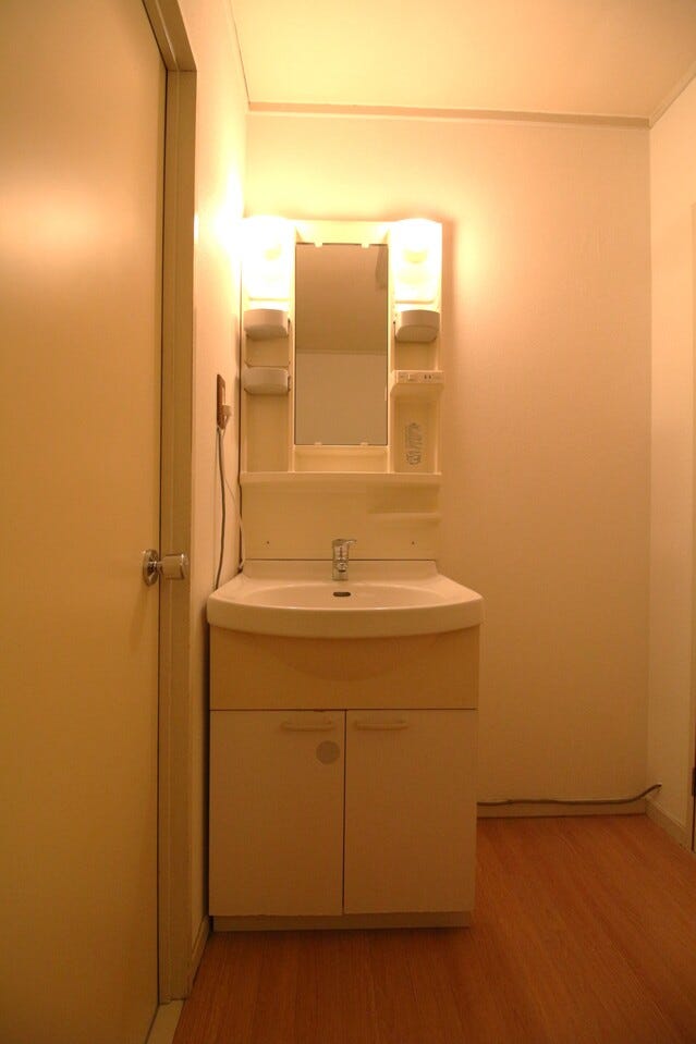 シンプルで使いやすいデザインのものになっております◎下部の収納スペースにはお風呂の掃除用品や、洗濯洗剤をストックしておけます!