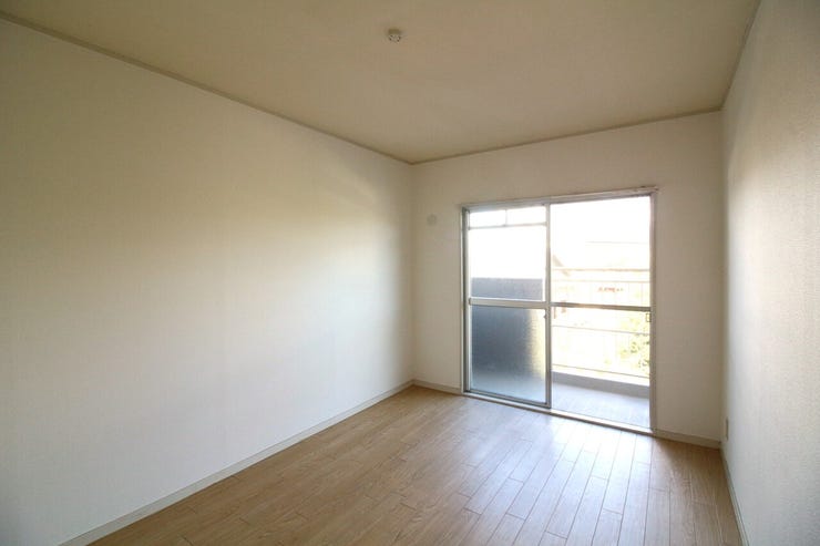 *北側6帖洋室*
家具を置いても十分なスペースを確保できる約6帖の洋室!ゆとりの住空間◎白色を基調とした明るく清潔感のある洋室です◎