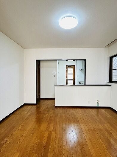 LDK約13帖
クロス貼替