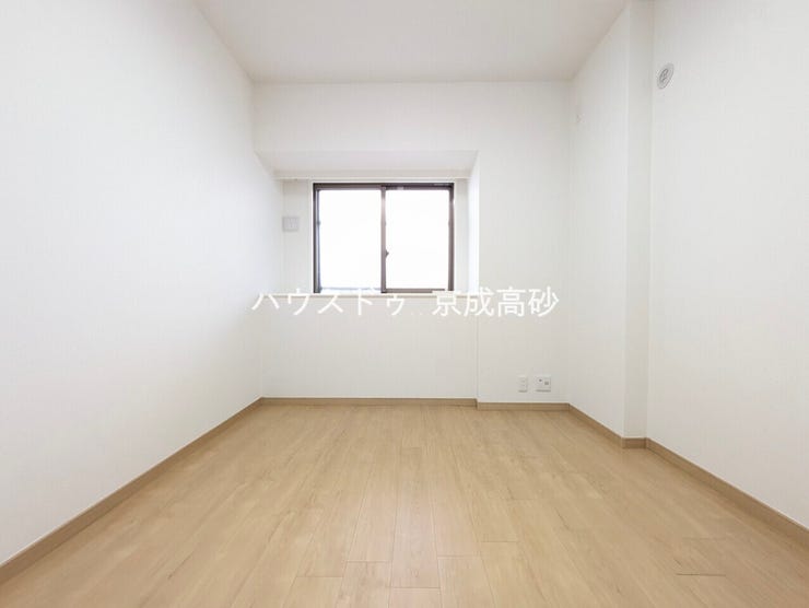 家族一人ひとりの大切なプライベート空間。趣味に合わせて使って頂けるようシンプルに仕上げてあります。暮らし心地を大きく左右する収納をしっかり確保した使い勝手のいいお部屋です。