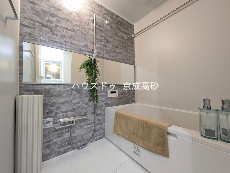 広い浴槽で足を伸ばせば1日の疲れも癒されます。落ち着いた雰囲気で、毎日のバスタイムが楽しみになりそうです。