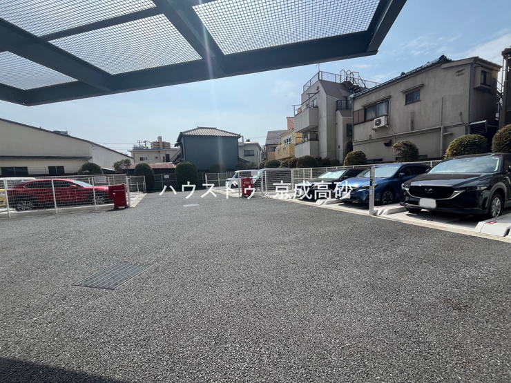 敷地内にある駐車スペースです。空き状況は、お気軽にお問合せください。