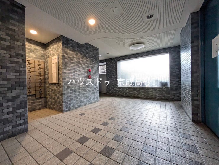 エントランス内部は、管理が行き届き清潔な共有スペースとなっています。