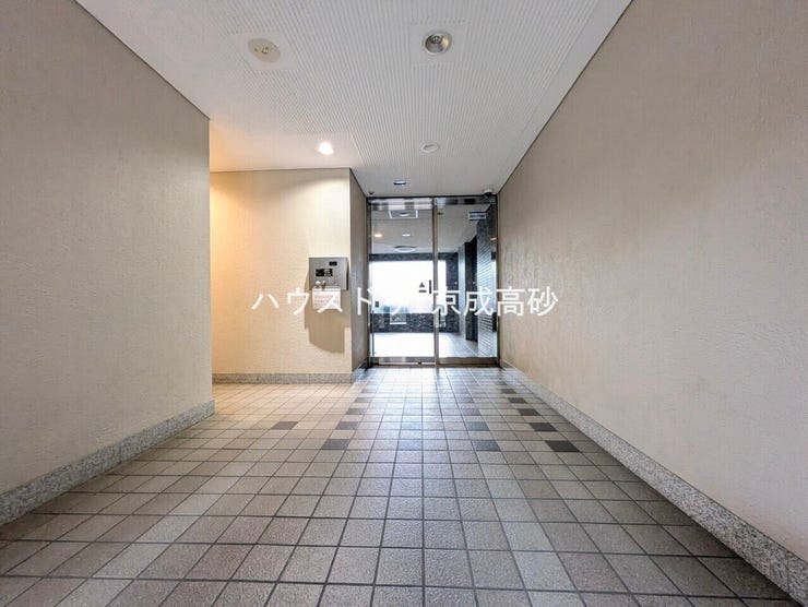 エントランス内部は、管理が行き届き清潔な共有スペースとなっています。