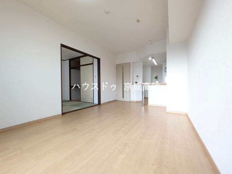 通学から帰宅し、リビングルームで会話を楽しむ子ども達。解放感溢れゆったりとしたひと時を過ごすことが出来る素敵な空間です。