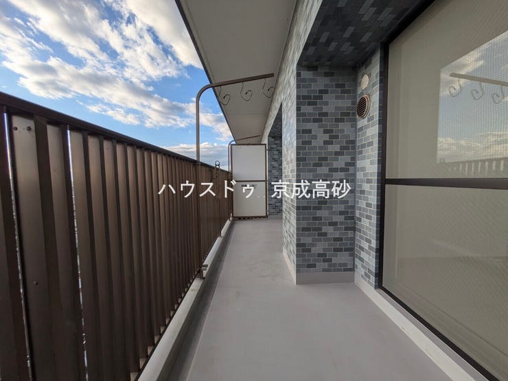 周囲には高い建物のないエリアですので、どこまでも見渡せます。
隅々まで陽が差しこみ、お洗濯物もあっという間に乾きそうですね。