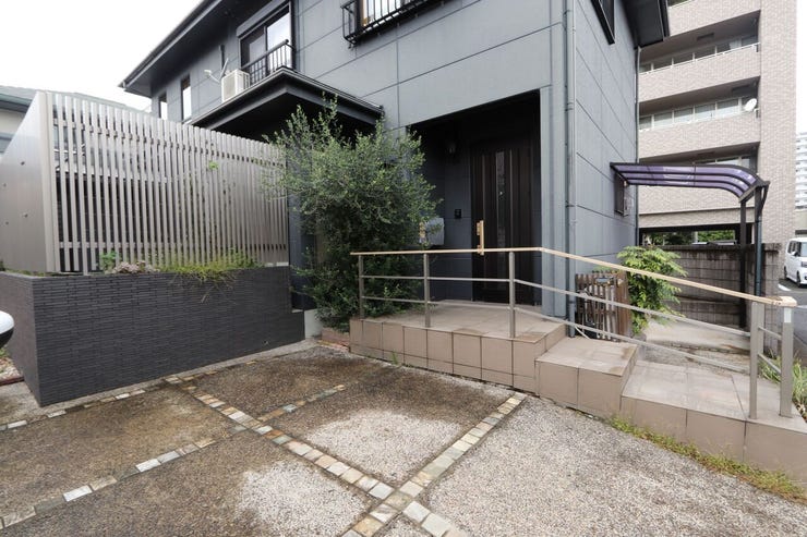 駐車場からのエントランス