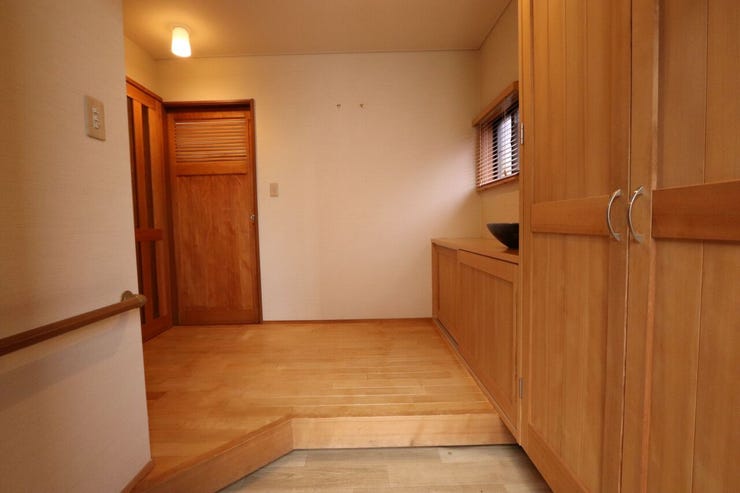 ウッド調の落ち着いた玄関(手洗い付き)