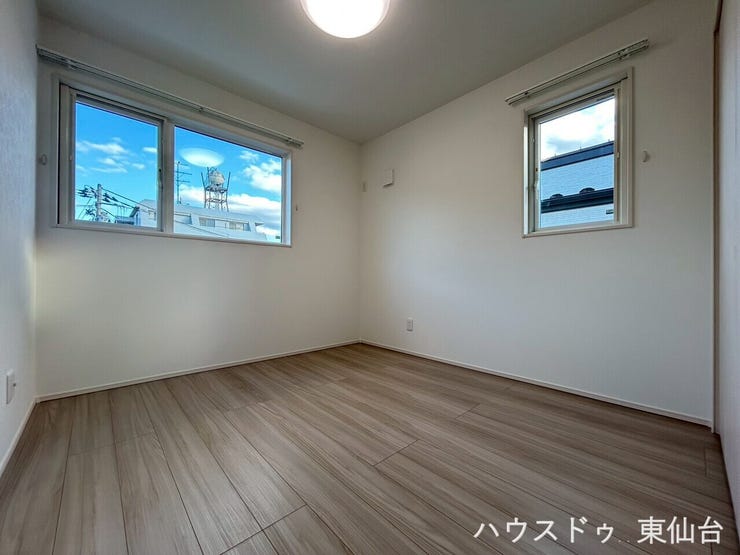 表情の違う二つの窓がおしゃれです♪