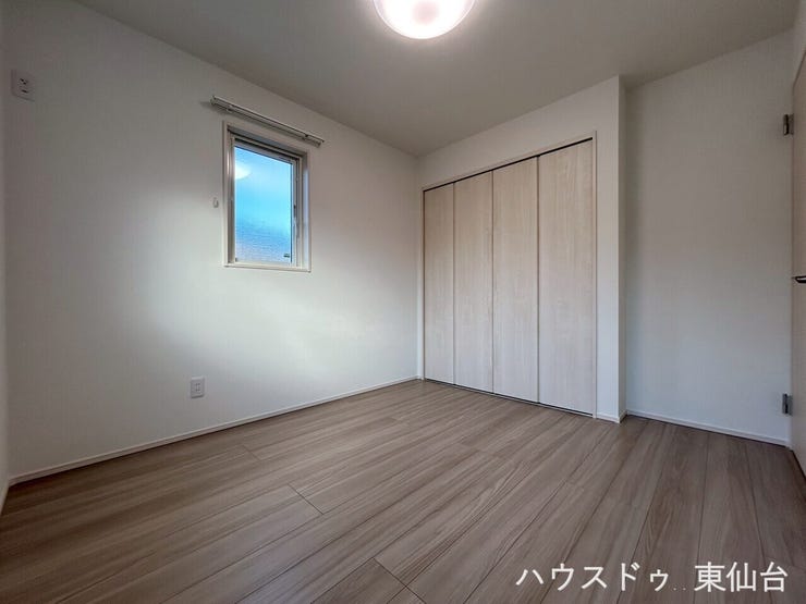 北側の5帖の洋室です♪お掃除も楽々なフローリングのお部屋です♪
