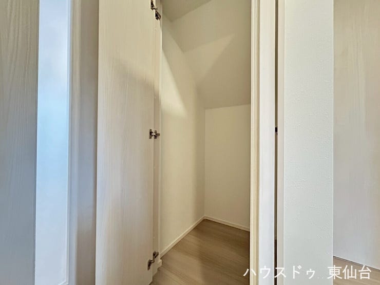 階段下のスペースを利用した収納です♪高さがあるものも難なくしまえますね♪