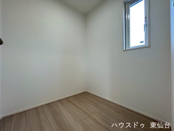 コワーキングスペースにも利用できそうな雰囲気の納戸です♪