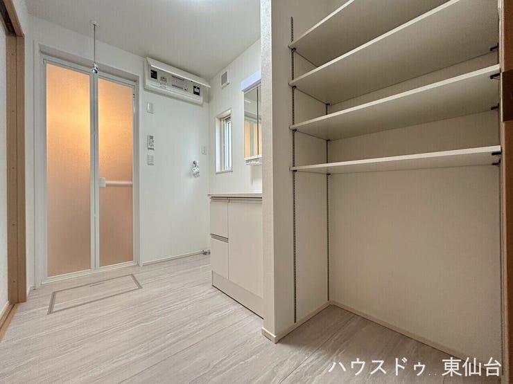 すっきりとした洗面所です♪三面鏡の洗面台に可動式の棚がうれしいですね♪