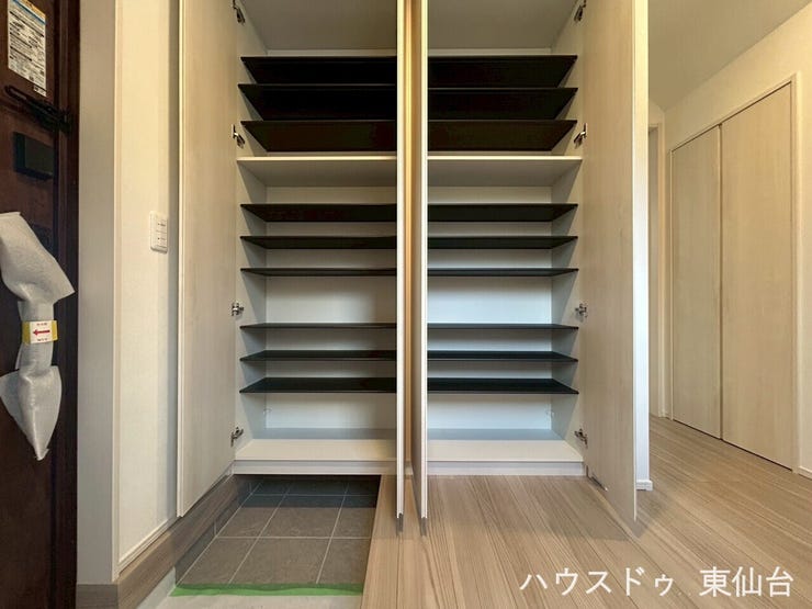 靴がどんどん増えていってしまいそうな靴箱です♪