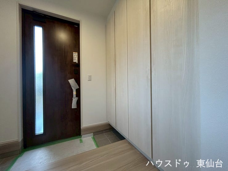 トールタイプの靴箱は取っ手レスですっきりとした印象です♪