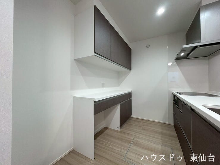 内装に調和したキッチンはおそろいのカップボード付き♪統一感があってうれしいですね♪