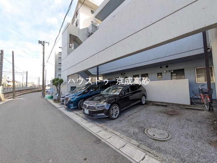 敷地内にある駐車スペースです。空き状況は、お気軽にお問合せください。