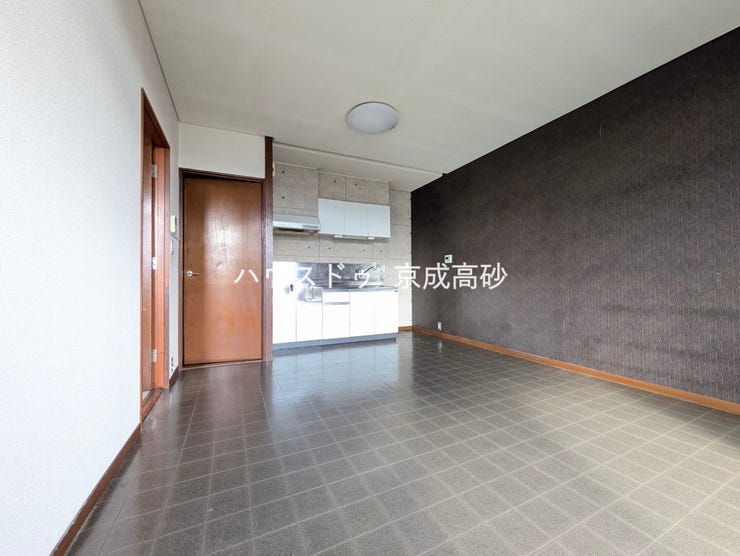 【外観】
家具を置いても十分なスペースのある広々リビングでゆったりお過ごしください。