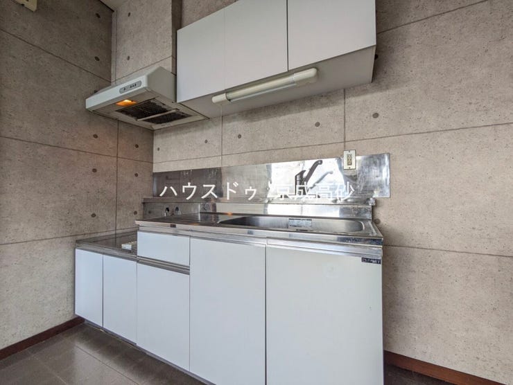 壁付け式で収納スペースを確保でき、作業スペースが広く、複数人でお料理が楽しめますね。