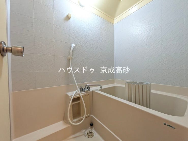 日々の疲れやストレスから心と身体を解放。上質な空間で優雅で快適なバスタイムを。換気機能もついており、お風呂掃除もしやすいですね♪足を延ばして入れ疲れをとれる広々とした浴槽です。