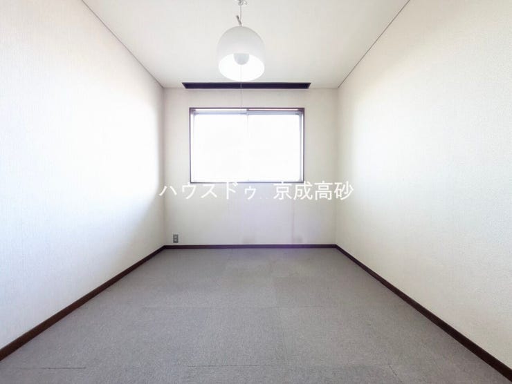 家族一人ひとりの大切なプライベート空間。趣味に合わせて使って頂けるようシンプルに仕上げてあります。暮らし心地を大きく左右する収納をしっかり確保した使い勝手のいいお部屋です。