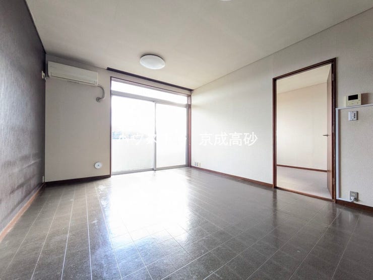 広々としたLDKは、家具のレイアウトも自由自在なので、ご家族の理想のスペースが作り上げられます。素敵なインテリアに囲まれた、自分好みの空間を。