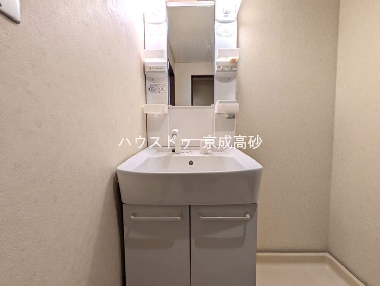 収納スペースもバッチリなこちらの洗面台。忙しい朝の時間にお役立ち!化粧品やヘアケア用品など細かな物も収納しておけるから「あれ?アレどこだっけ?」がありません。