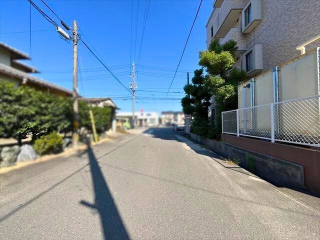 西側前面道路
(2025年10月30日 撮影)