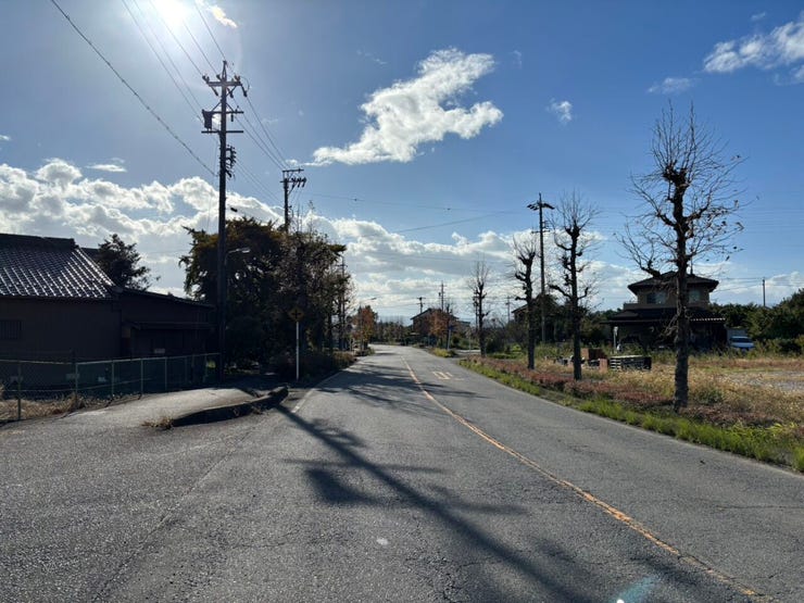 ■間口、前面道路ともに10m以上ありますので、車の出し入れもラクラクです♪