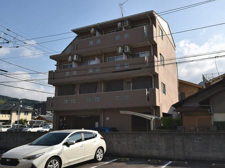 外観を南西側より撮影