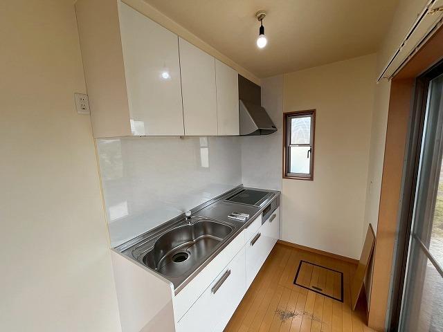 キッチンには換気用の窓もございます◎