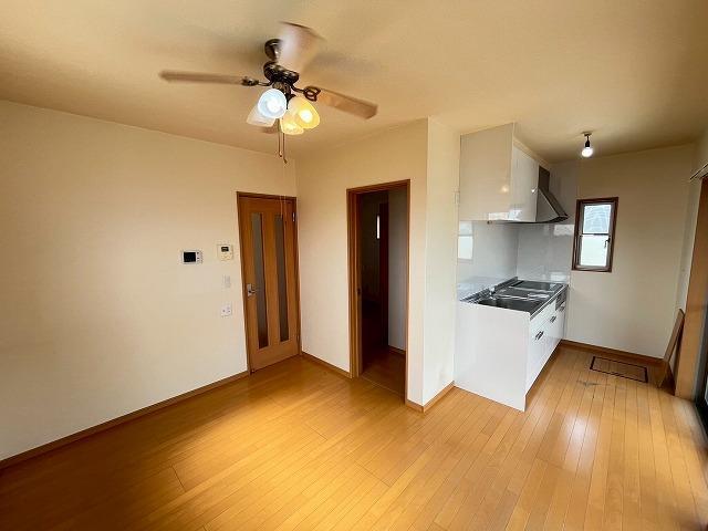 明るくシンプル、色んな家具がマッチしそうなリビングです♪