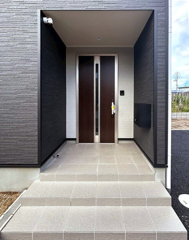 同型写真。
荷物の出し入れ時や、雨の日でも余裕をもって傘を広げられる十分な奥行きを確保しています。