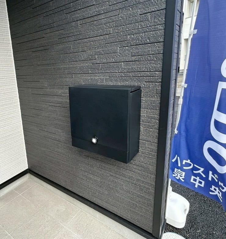 同型写真。
A4サイズの大きな郵便物や、厚みのあるカタログもすっぽりと収まる大容量サイズです。