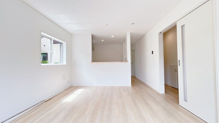 15帖のリビングは、清潔感溢れる白を基調とした空間。開放的でゆったりと過ごせます。