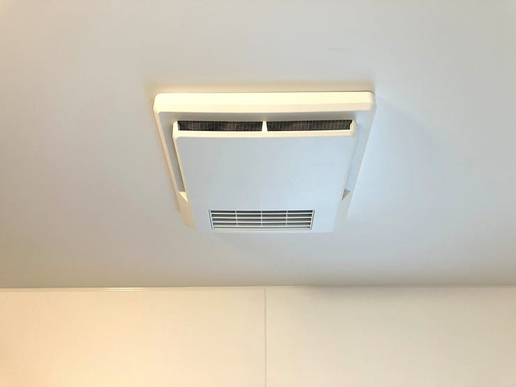 同型写真。
寒い冬でも快適な入浴をサポートし、ヒートショック対策にも役立ちます。衣類も干せて便利です。