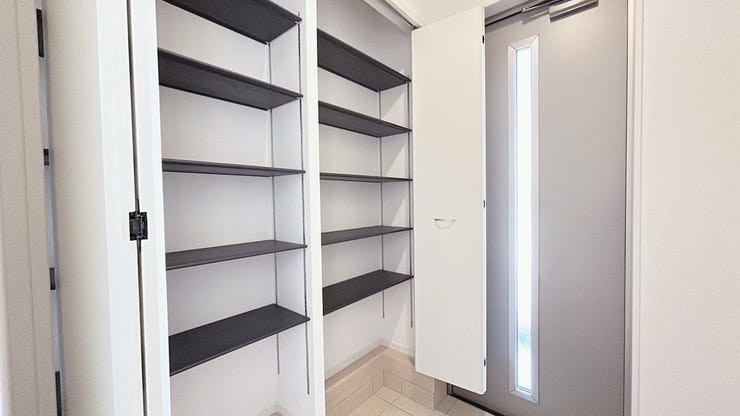 同型写真。
収納するものに合わせて自由に高さ調整が可能。使い勝手が良く、玄関まわりをすっきりと整理できます。