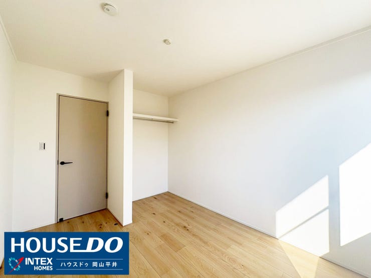 どんな家具もマッチするオフホワイトの壁!お子さまの成長に合わせて自由にレイアウトできる、使い勝手の良い居室です!