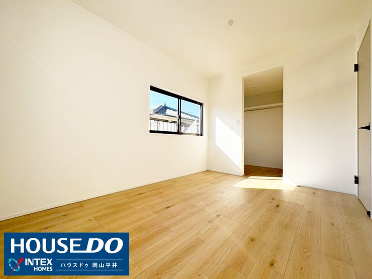 温もりあふれるフローリングと白い壁が心地よい空間。優しい陽光が差し込み、一日の始まりを爽やかに彩ります!