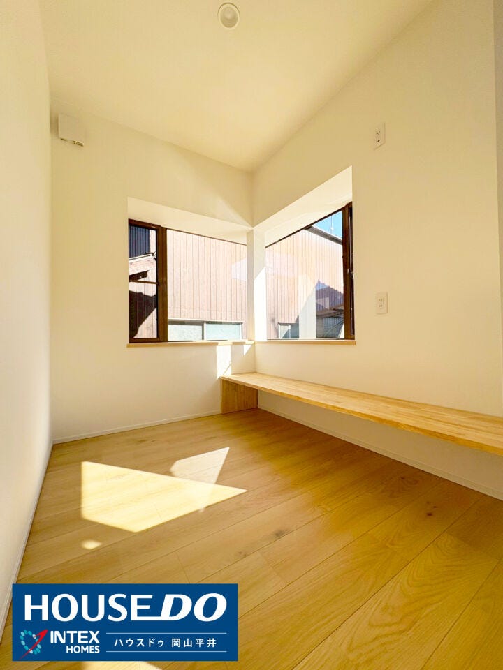 やわらかな陽が差し込む窓辺には、造作のベンチカウンターを設けました。読書をしたり、外を眺めてぼーっとしたり。家族の気配を感じながらも、ちょっぴり一人になれる「ヌック」は癒し空間です!