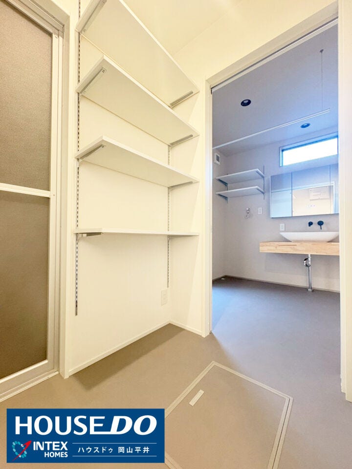 タオルや洗剤のストックも一目でわかるオープン棚!家族みんなのものを整理整頓しやすく、家事の時短にも繋がります!