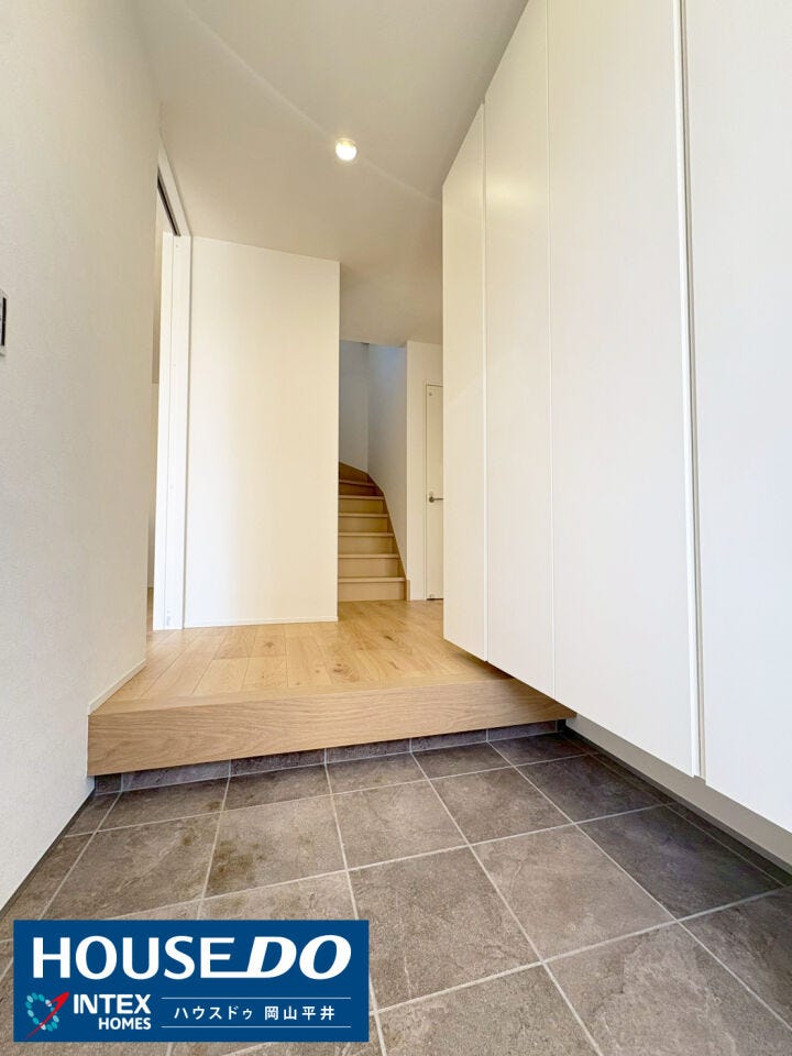 大容量のシューズボックスで玄関はいつもスッキリ!天然木の温もりと、スタイリッシュなタイルが家族を迎えてくれます。