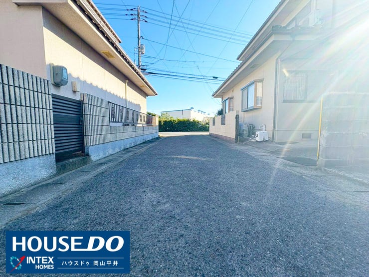 車通りが少なく、小さなお子さまも安心のゆったりとした道路。青空の下、心地よく暮らせる穏やかな住環境です。