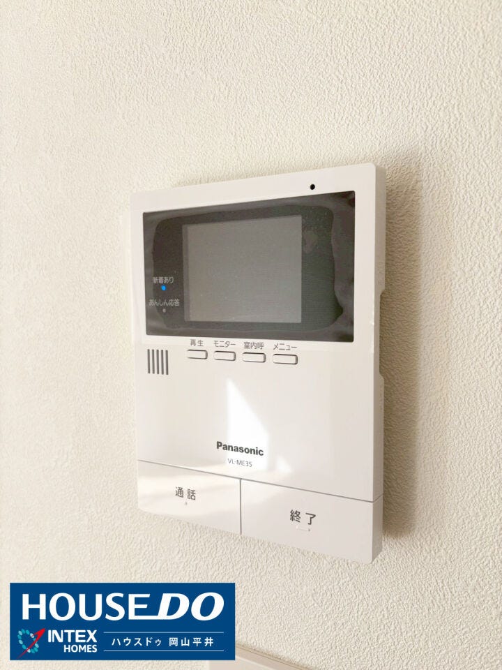 【暮らしの安心を守るカラーモニター付きインターホン】
来訪者をしっかり確認できるモニター付き!録画機能や「あんしん応答」機能で、小さなお子様や留守中の家族も安心です。