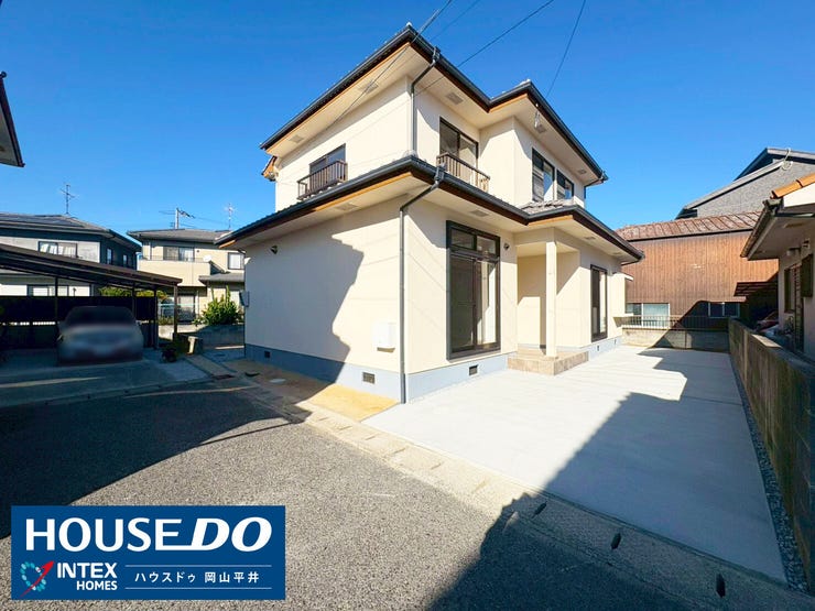 【外観】
ゆとりのある駐車スペースと堂々とした佇まい!
青空に映える、モダンで落ち着いた外観デザイン!広々としたカースペースは、お車の出し入れもラクラクで安心です。