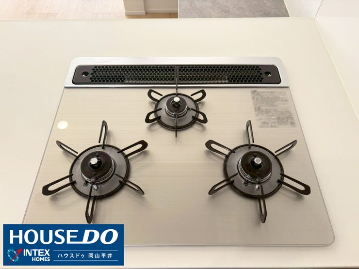 【家族の食卓を支える便利な3口コンロ!】
3口コンロで複数のお料理を同時進行!時短で忙しいママの強い味方に。